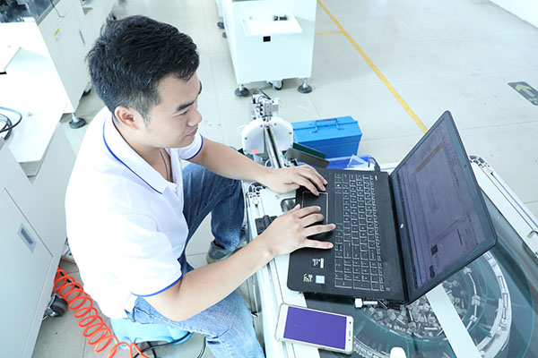 全自動點膠機公司調(diào)試